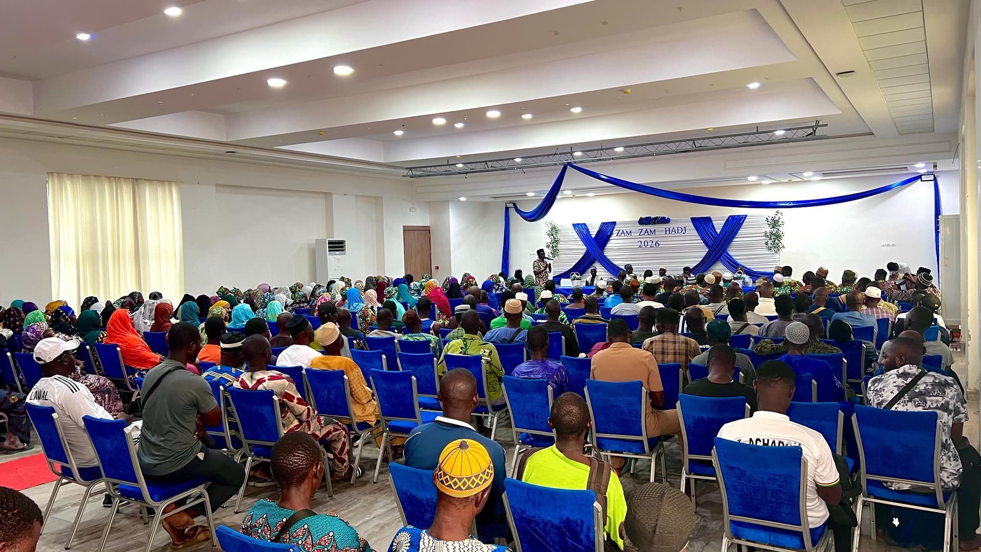 Salle cérémonie avec bannière ZAM ZAM HADJ 2026