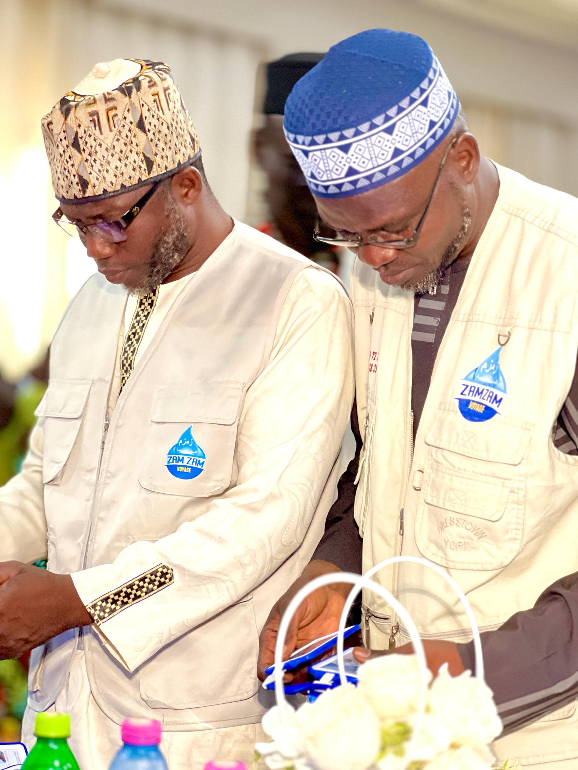 Encadreurs ZamZam en vestes officielles