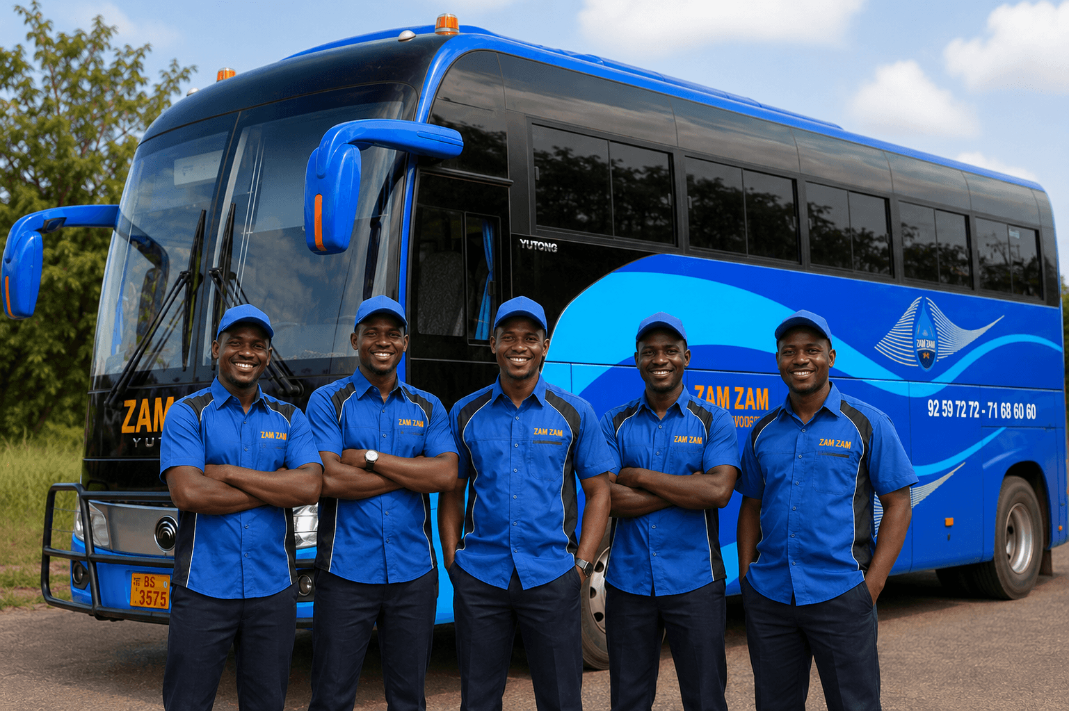 L'équipe Zam Zam Voyage devant un bus de la flotte
